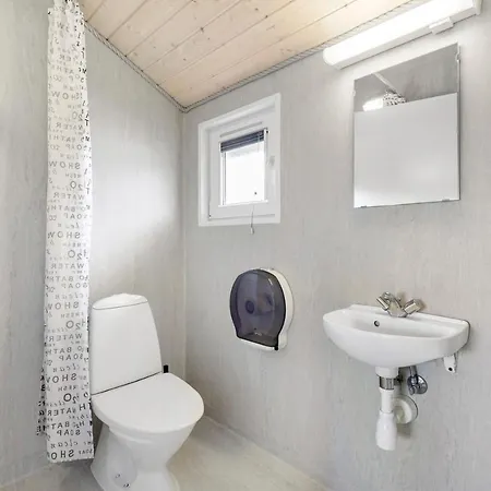 First Camp בקתה Lakolk